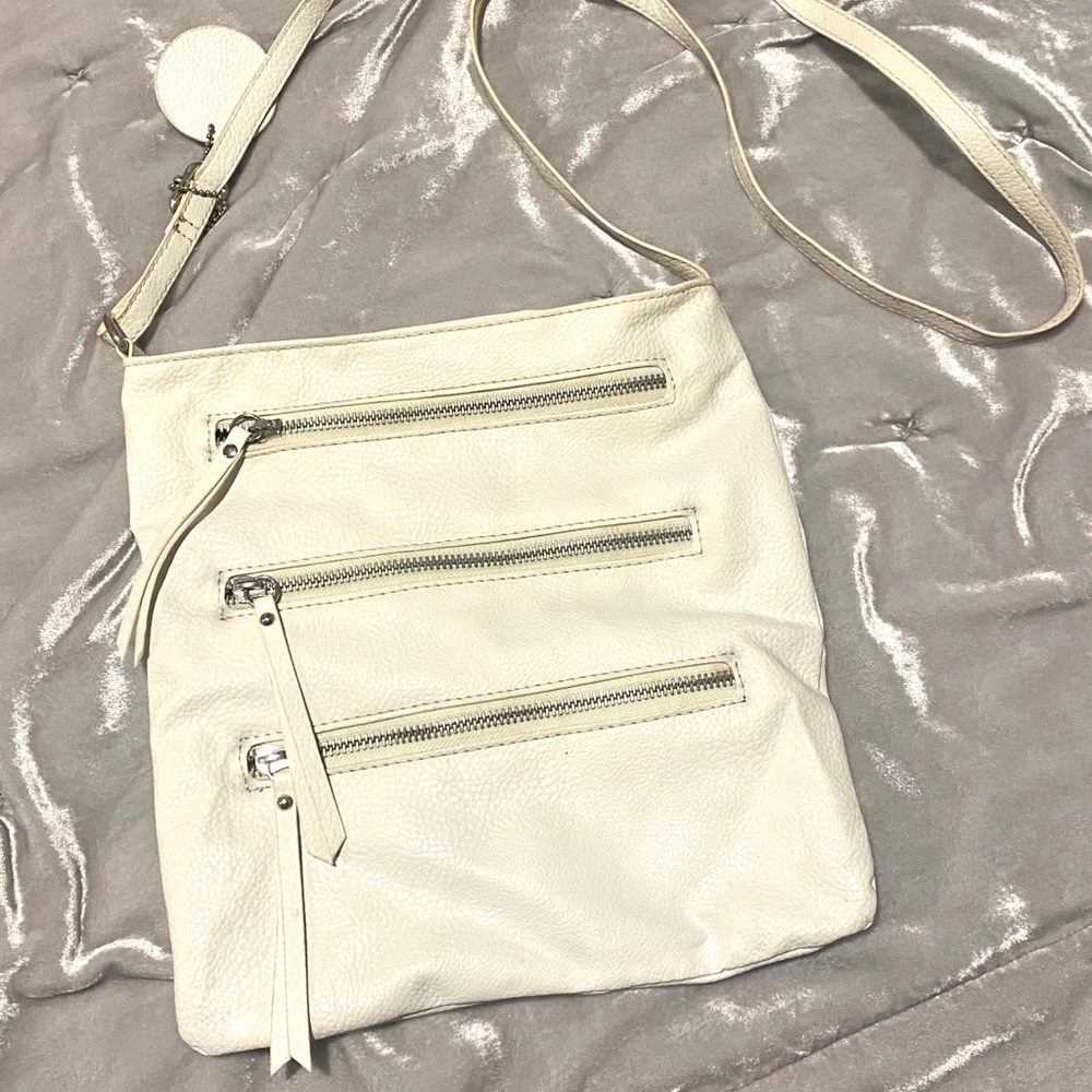White vintage purse with zipper detail